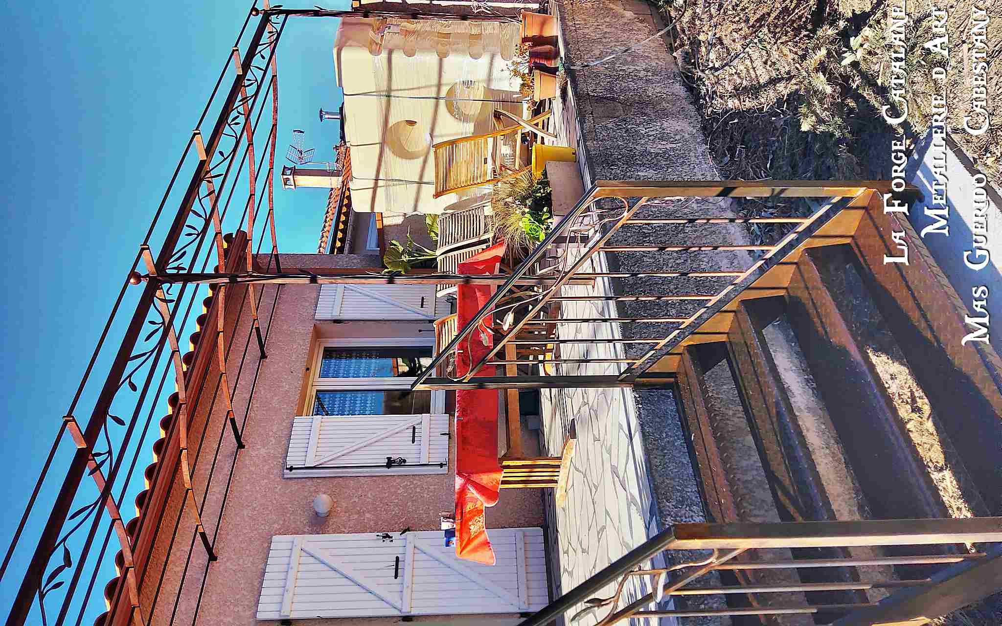 pergola rouillee avec frise rameau olivier escalier en tole larmee avec rampant forge catalane.jpg